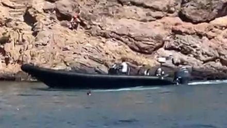 Repostando combustible en una lancha sospechosa en la playa de El Portús llena de bañistas