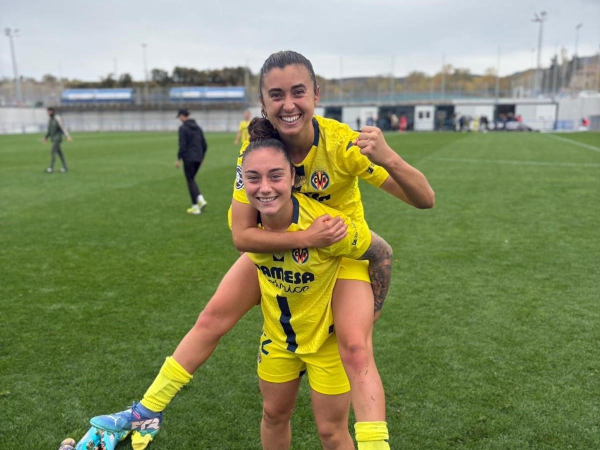 Aixa Salvador celebra junto a Sara Medina su doblete ante el Deportivo Alavés