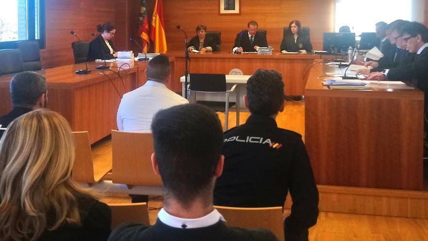 El acusado, ayer ante el tribunal de la sección 1ª de la Audiencia de Castelló.