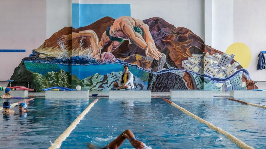 Un nuevo mural en la piscina municipal León y Castillo refleja la identidad de La Isleta