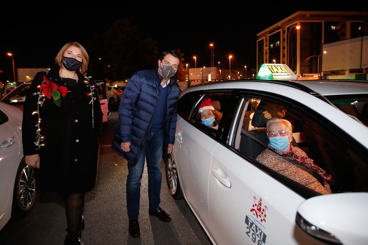 Los taxistas de Córdoba pasean a los mayores por el centro de Córdoba para que disfruten de la iluminación de Navidad