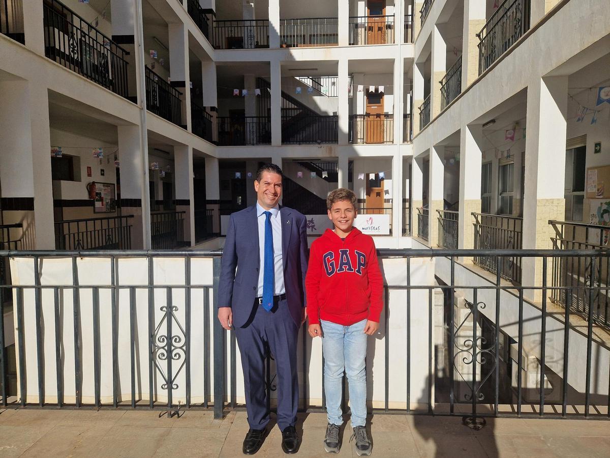De rojo el alcalde infantil Ignacio Alonso, a su lado, Fernando Frías en el colegio Maristas