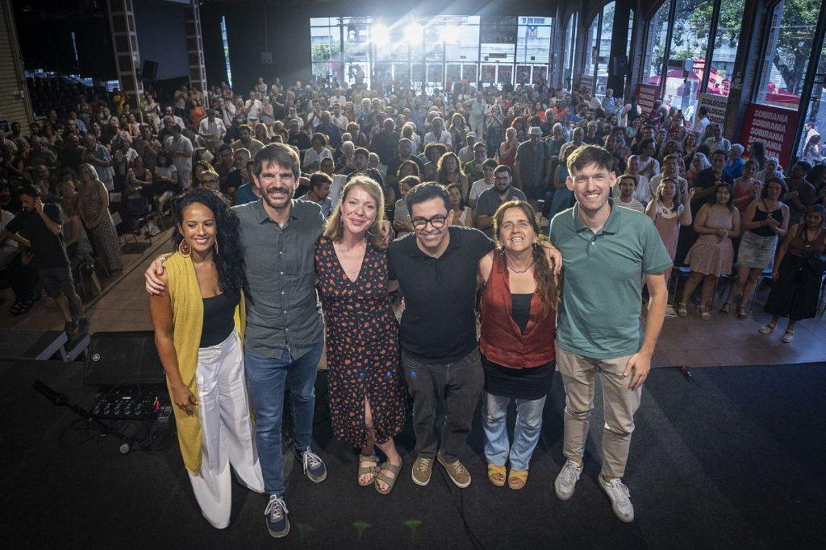 Jess González, Ernest Urtasun, Janet Sanz, Gerardo Pisarello, Gemma Tarafa y Max Cahner, en el acto de clausura del congreso de Barcelona en Comú Jess González, Ernest Urtasun, Janet Sanz, Gerardo Pisarello, Gemma Tarafa y Max Cahner, en el acto de clausura del congreso de Barcelona en Comú