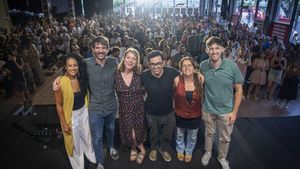 Jess González, Ernest Urtasun, Janet Sanz, Gerardo Pisarello, Gemma Tarafa y Max Cahner, en el acto de clausura del congreso de Barcelona en Comú
