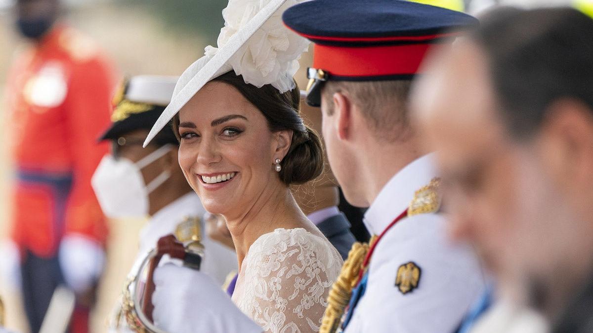 Kate Middleton espectacular con vestido blanco y pamela en Jamaica