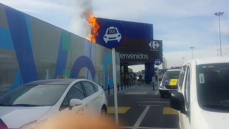 Los bomberos sofocan un incendio en el acceso a Carrefour de Torrevieja