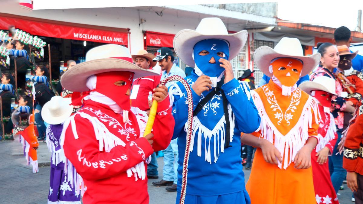 Huejotzingo está  en las faldas de la Sierra Nevada y de los volcanes Popocatépetl e Iztaccíhuatl, a unos 40 minutos de la ciudad de Puebla. Es reconocido como cuna de la evangelización, por su tradicional carnaval y por ser el principal productor de sidra del país.