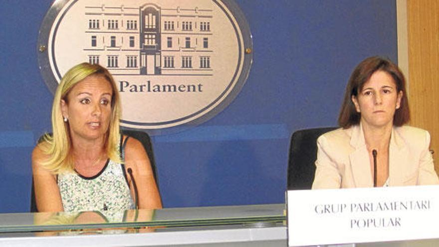 La portavoz popular, Mabel Cabrer, y la diputada María José Bauzá ayer en el Parlament.