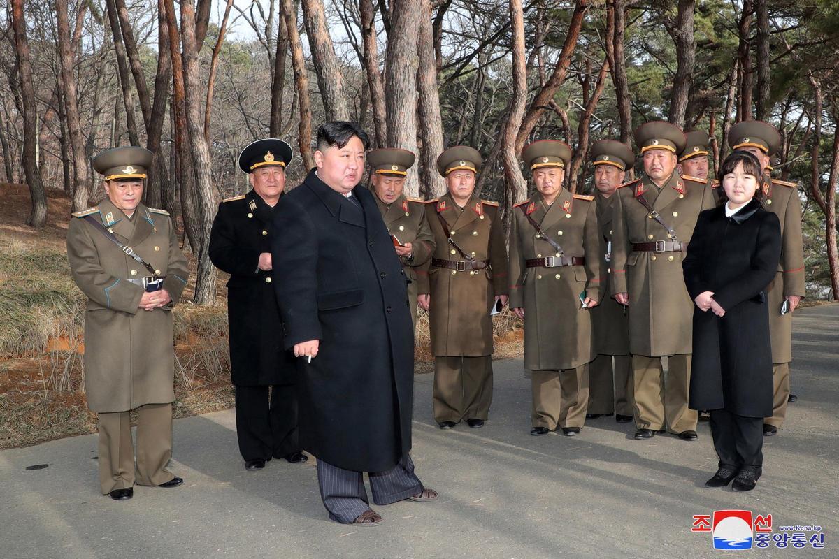 Kim Ju-ae, al lado de su padre, Kim Jong-un, y altos cargos del Ejército en una imagen difundida por el régimen en marzo de 2023.