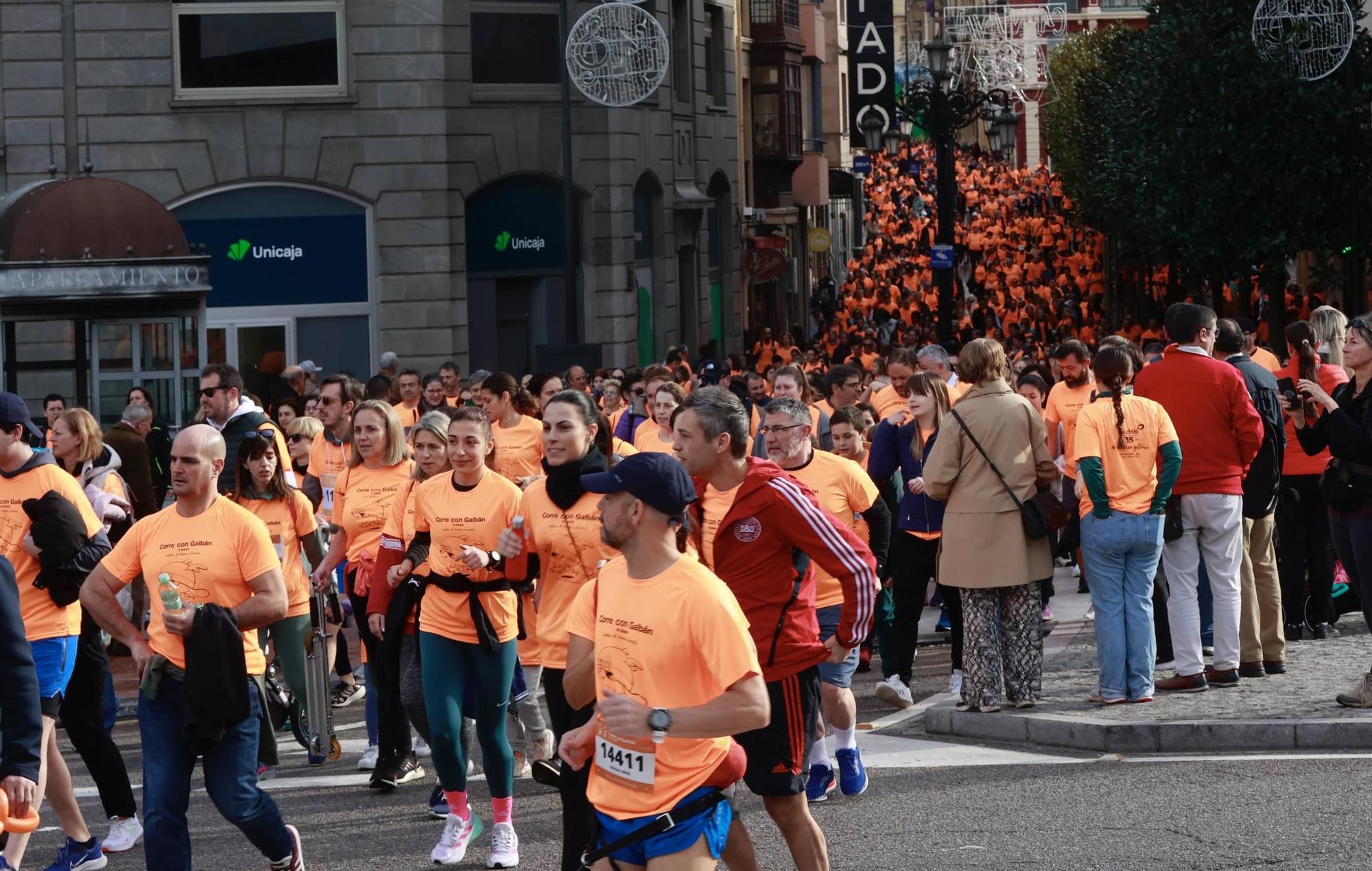 Una ola naranja invade Oviedo para luchar contra el cáncer infantil