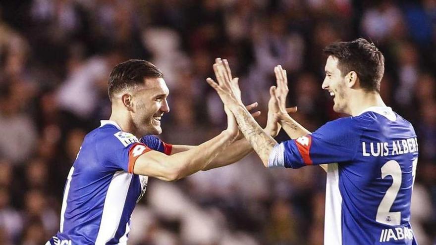 Lucas y Luis Alberto celebran el gol del delantero de Monelos ante el Valencia.