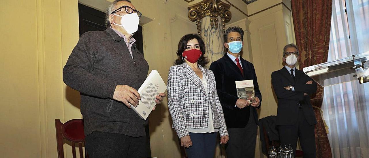 Por la izquierda, Miguel Areces, Yolanda Alonso, Juan Carlos y Vidal de la Madrid, antes de iniciar la presentación del libro “Historia del teatro Palacio Valdés” en el foyer del odeón avilesino. | Ricardo Solís