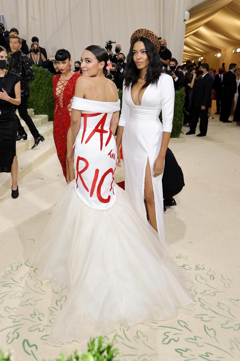 Alexandria Ocasio-Cortez en la Met Gala de 2021