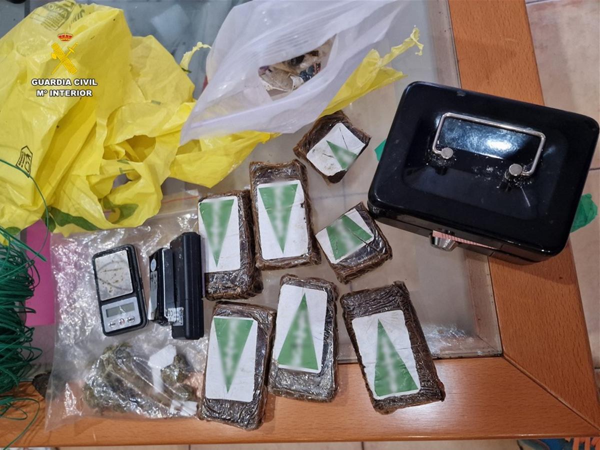 Efectos intervenidos por la Guardia Civil de Santa Pola durante el registro de la vivienda del presunto autor del dosparo a su hermana