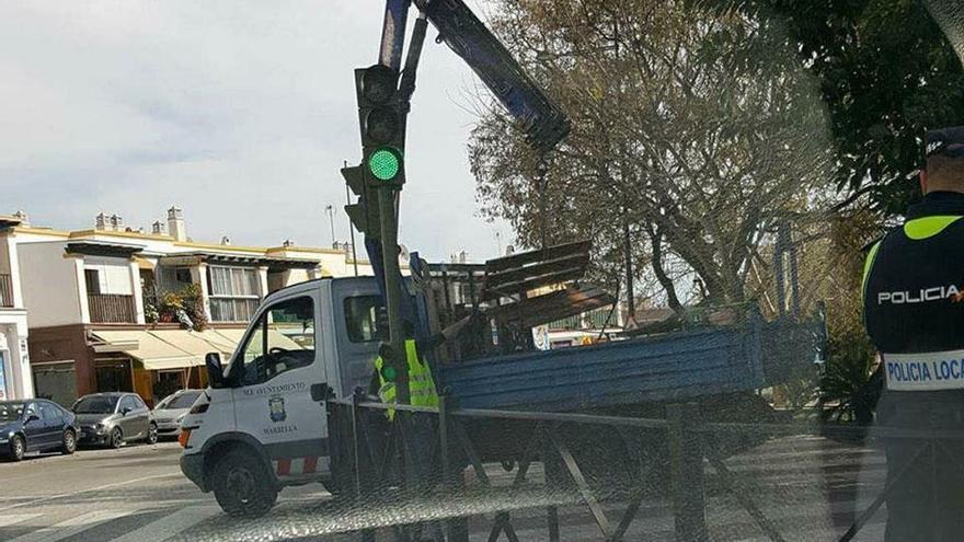 La grúa, llevándose el banco situado entre las avenidas Arias de Velasco y del Trapiche.