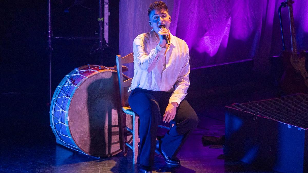 Juanjo Bona emociona con su música a su fiel público en Zaragoza.