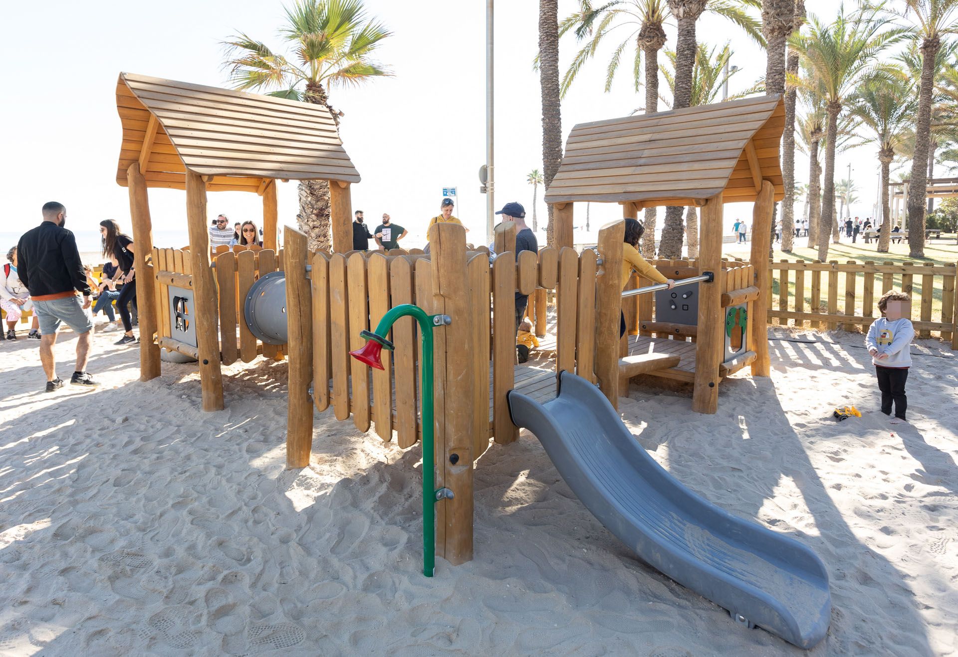 Así son los nuevos juegos infantiles en las playas de Alicante