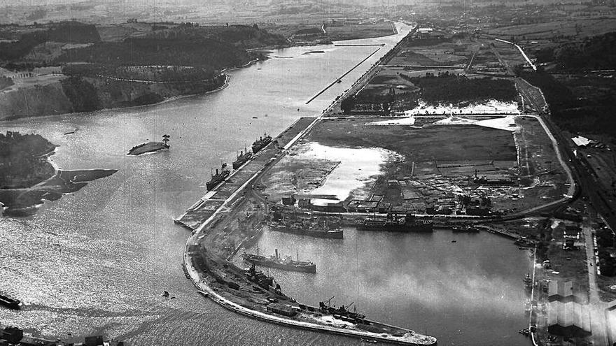 La bocana del puerto de Avilés, en plena posguerra. | Observatorio del Territorio