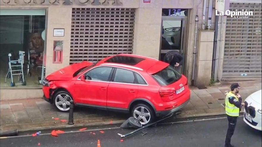 Un coche colisiona con la fachada de una farmacia de A Coruña tras chocar con otro vehículo
