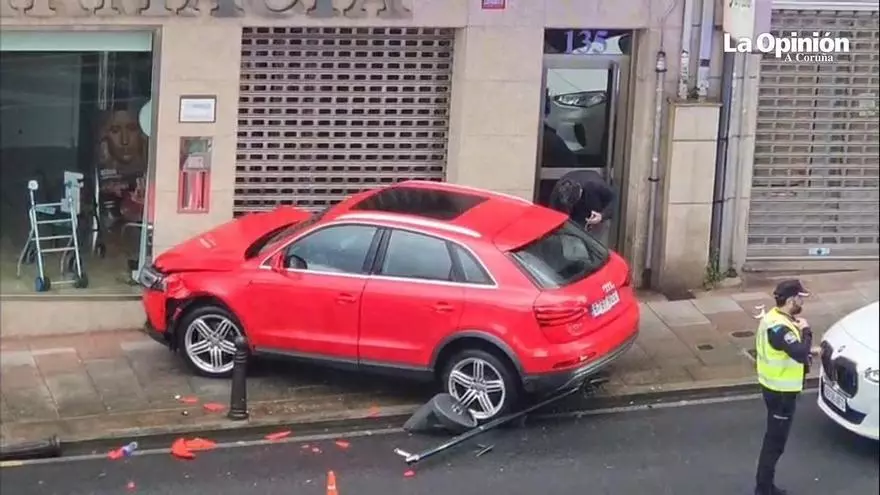 Un coche colisiona con la fachada de una farmacia de A Coruña tras chocar con otro vehículo
