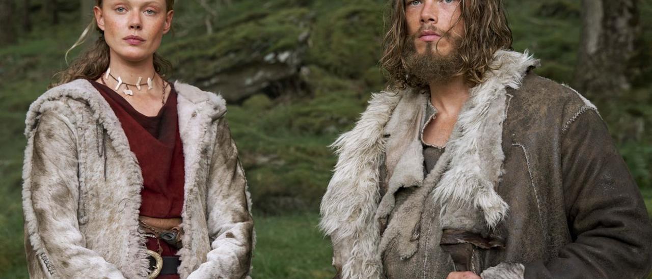 Frida Gustavsson (Freydis) y Sam Corlett (Leif) en una imagen promocional de ’Vikingos: Valhalla’.