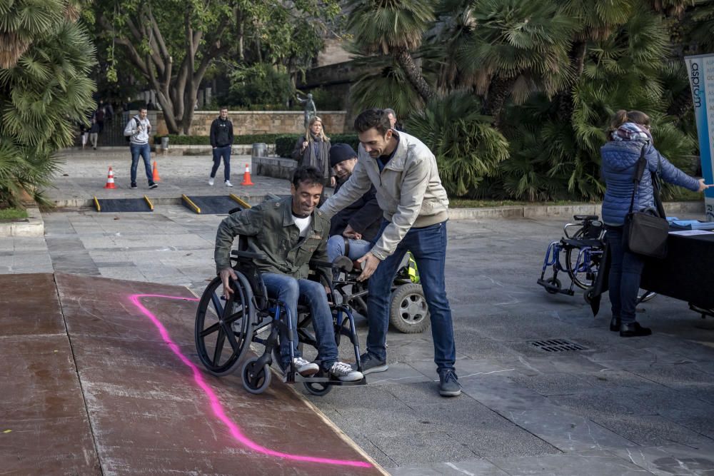 Medio centenar de personas participan en la primera marcha Milla Accesible