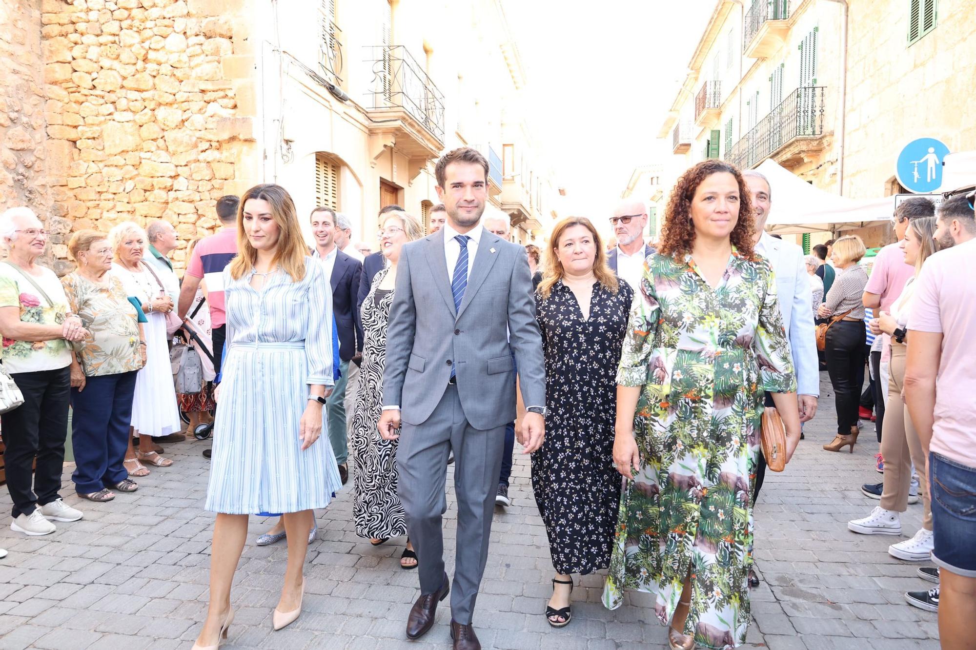 El alcalde de Llucmajor, Éric Jareño, inauguró la Fira de Llucmajor junto a Catalina Cladera