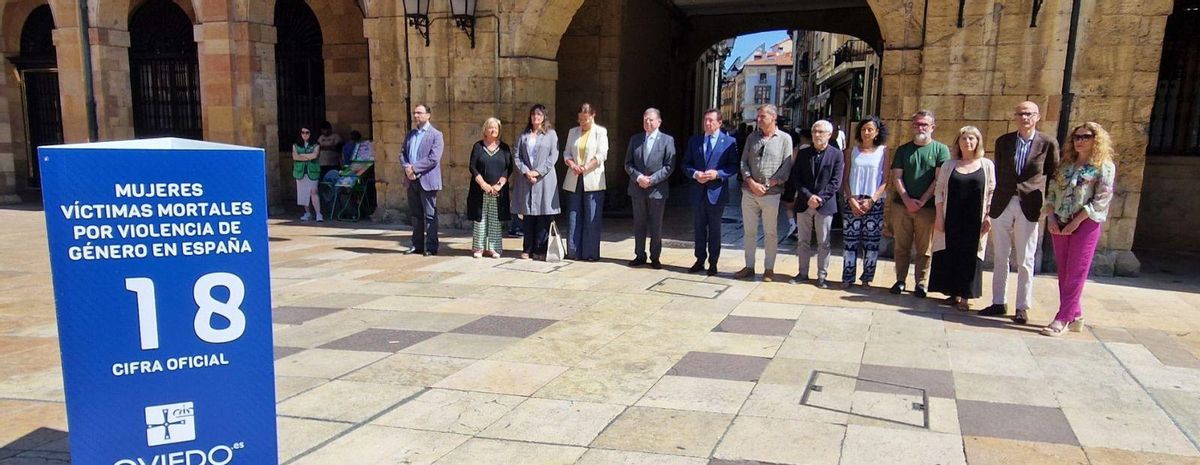 silencio por las víctimas de la violencia de género. Ediles del PP, PSOE e IU participaron ayer en un minuto de silencio en la plaza del Ayuntamiento en recuerdo de las 18 víctimas mortales por violencia de género en lo que va de año. En la imagen, por la izquierda, David Álvarez, Charo Suárez, María Velasco, Covadonga Díaz, Alfredo Canteli, José Ramón Pando, Carlos Fernández Llaneza, Gaspar Llamazares, Natalia Sánchez, Juan Álvarez, Marisa Ponga, Jorge García y Sonia Fidalgo. | LNE