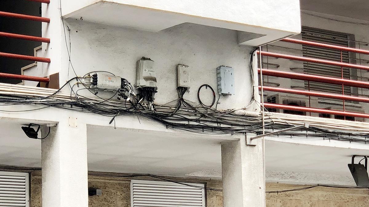 Los cables de telefonia forman parte visual de las fachadas de los edificios de Altea.