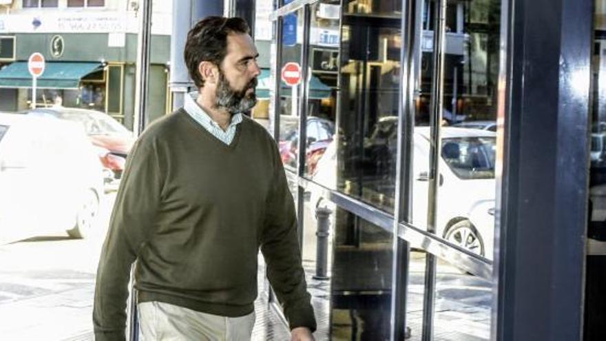 Miguel López a su llegada a los juzgados esta mañana.