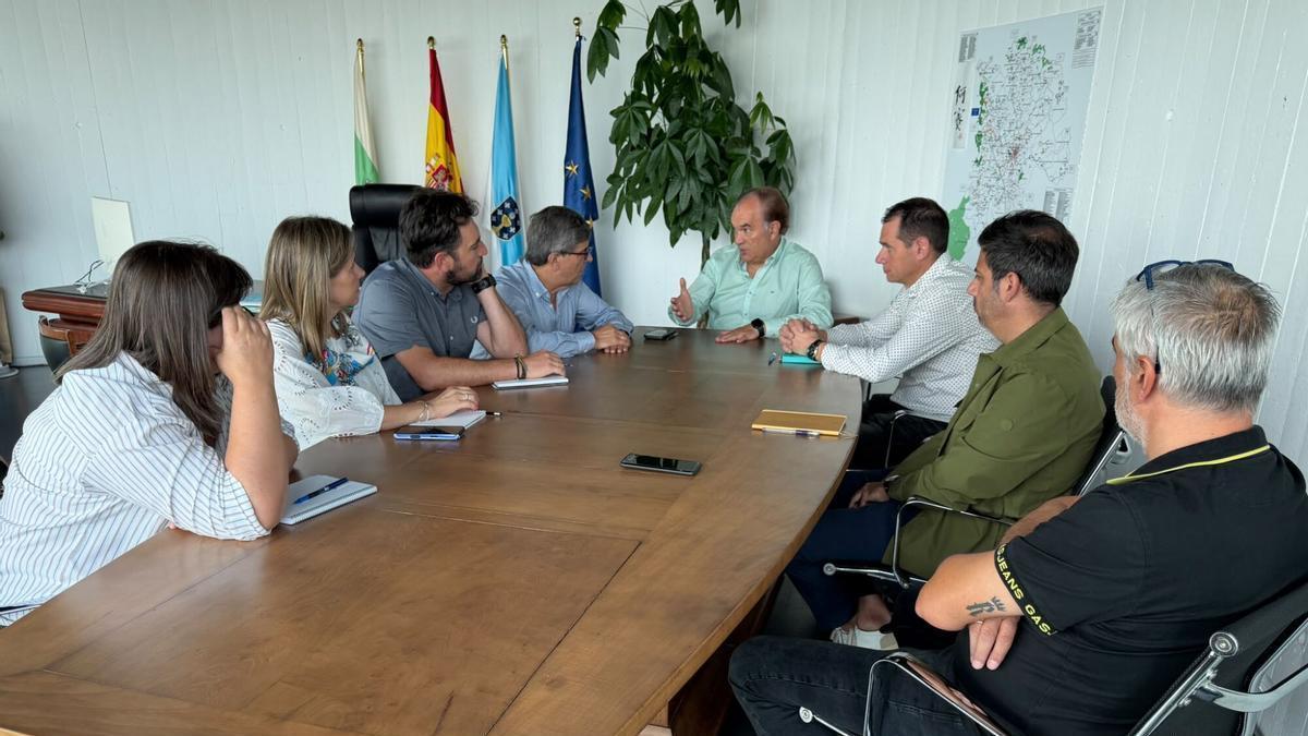 Un instante de la reunión a tres bandas celebrada en el Concello de Lalín.