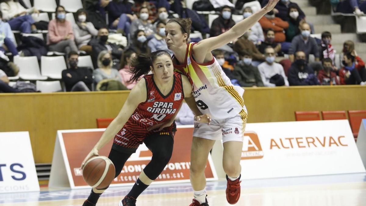 Laia Flores en una jugada al darrer partit a Fontajau, contra el Casademont Saragossa | ANIOL RESCLOSA / DDG