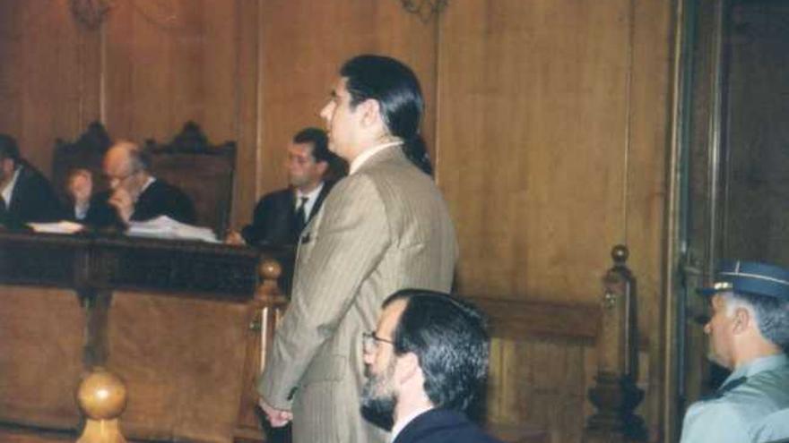 Jesús Vela, de pie, y Manuel Lorenzo, sentado, durante el juicio en la Audiencia de Pontevedra.  // FdV