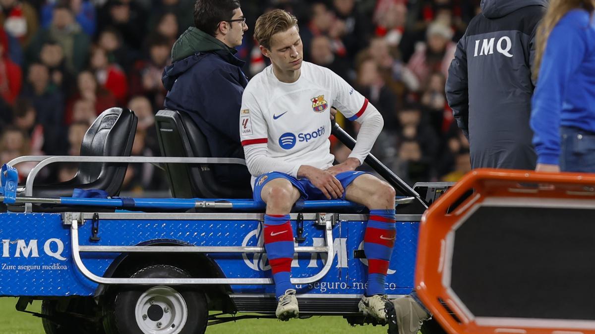 De Jong, abatido, en la camilla abandonando el césped del nuevo San Mamés tras sufrir una lesión en el tobillo derecho.