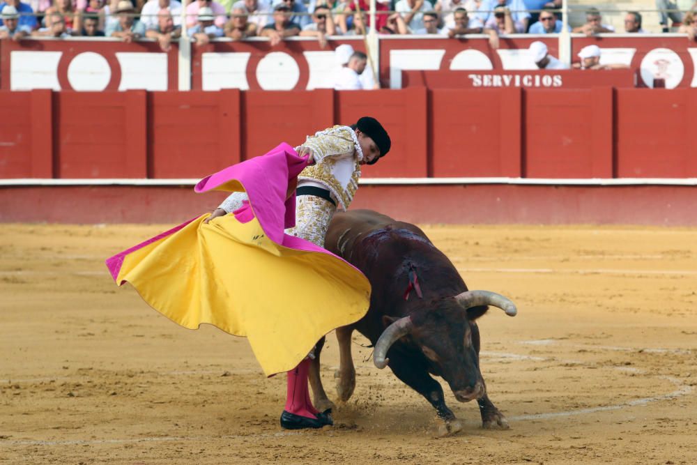 Las imágenes de la tercera corrida de abono de la feria taurina de Málaga en La Malagueta.