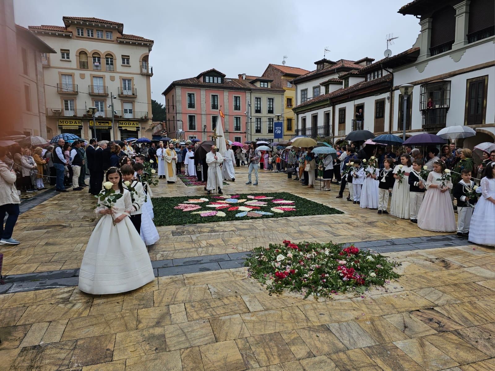 Pravia disfrutó del Corpus: así fue la colorida procesión