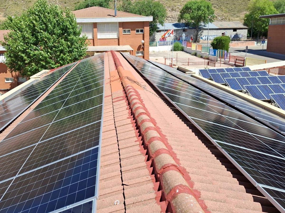 Paneles solares sobre tejados de un inmueble en una comunidad energética ya activa. | EP