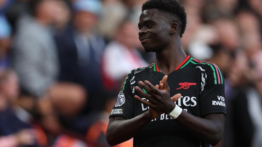 Bukayo Saka entra en el club de los 100 de la Premier League