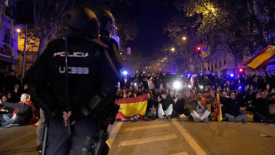 24 detenidos en las multitudinarias protestas de este jueves en los aledaños de la sede del PSOE en Madrid