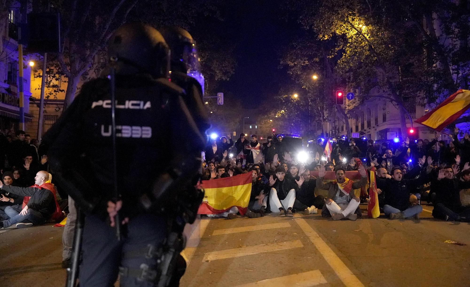 Séptima noche de protestas contra la amnistía en Madrid, en imágenes