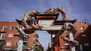 La 'puerta' del Chinatown de Madrid se abre en Usera de la mano de Okuda
