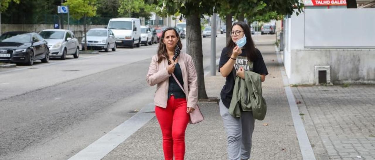 Dos vecinas de Valença de Minho se quitaban la mascarilla en la calle, ayer.   | // ANXO GUTIÉRREZ