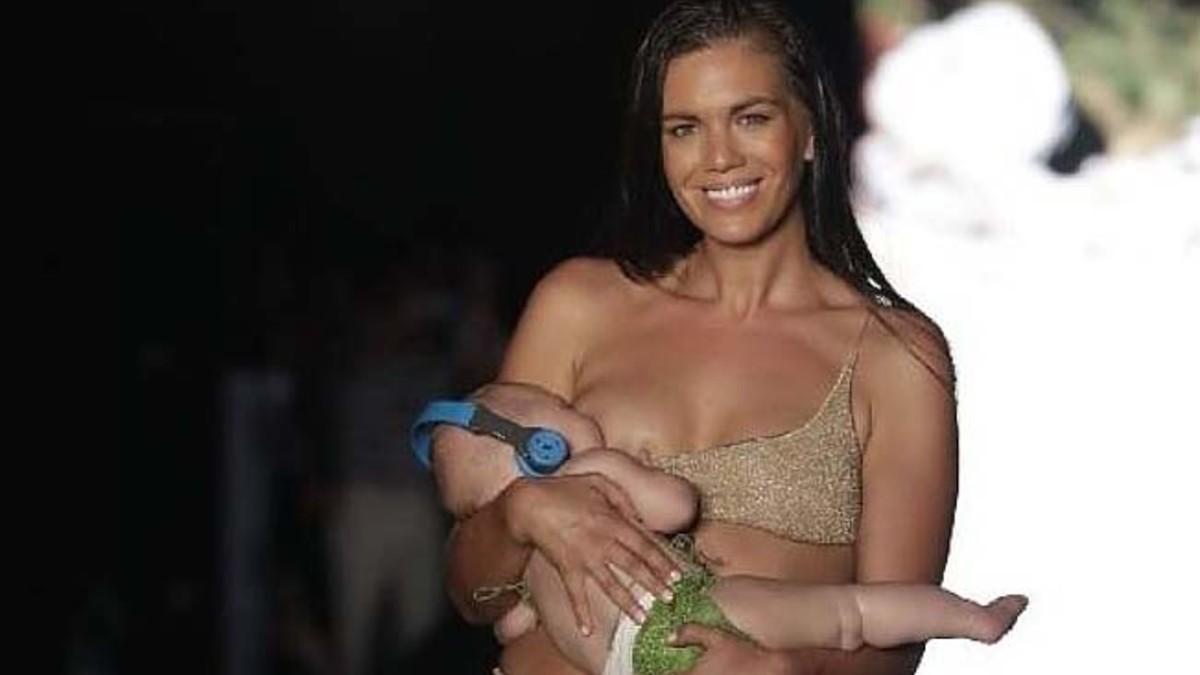 La modelo Mara Martin, en el desfile, con su bebé.