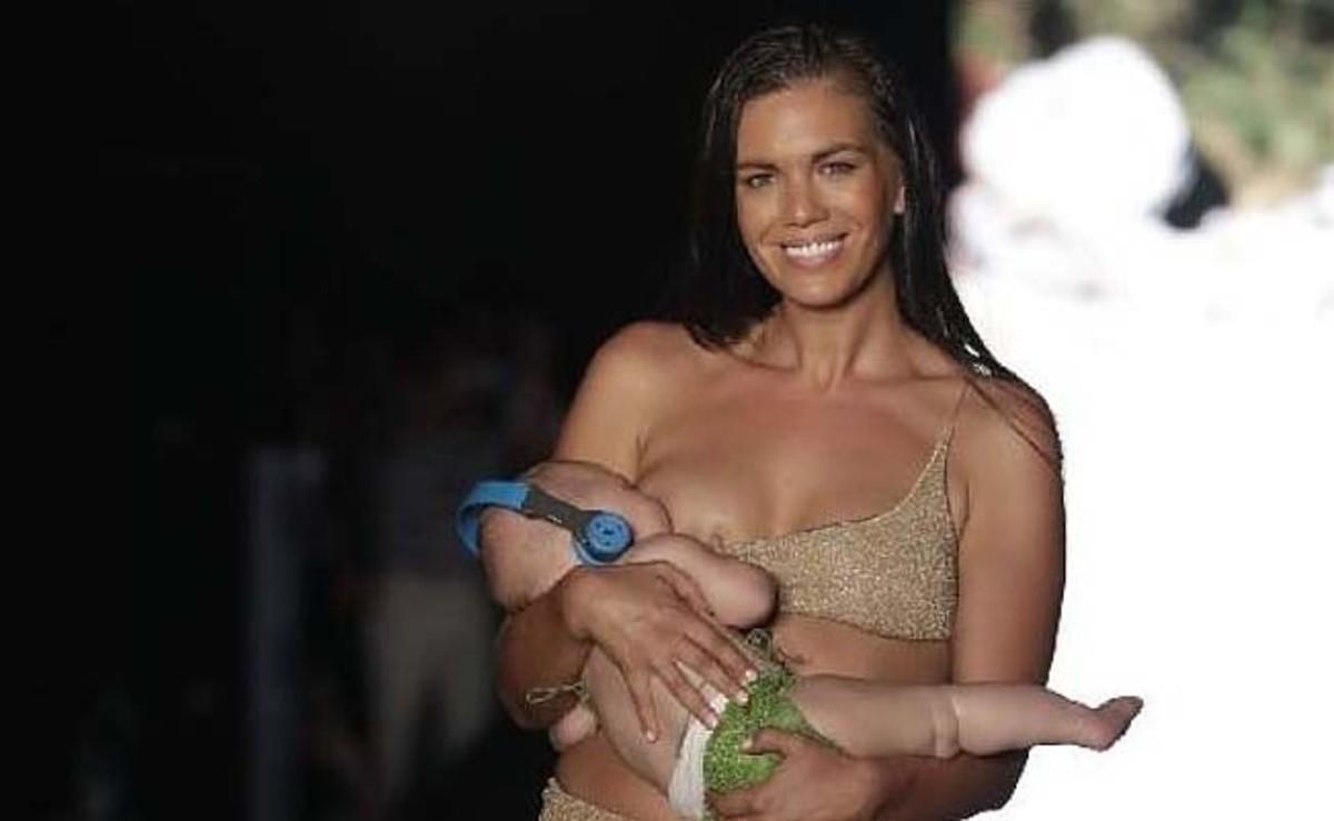 La modelo Mara Martin, en el desfile, con su bebé.