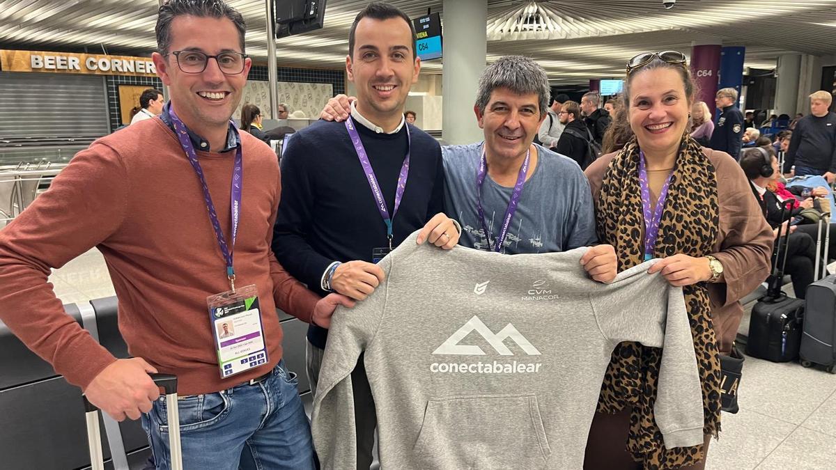 La presidenta del club y representantes del ConectaBalear acompañan al club en su sueño europeo.