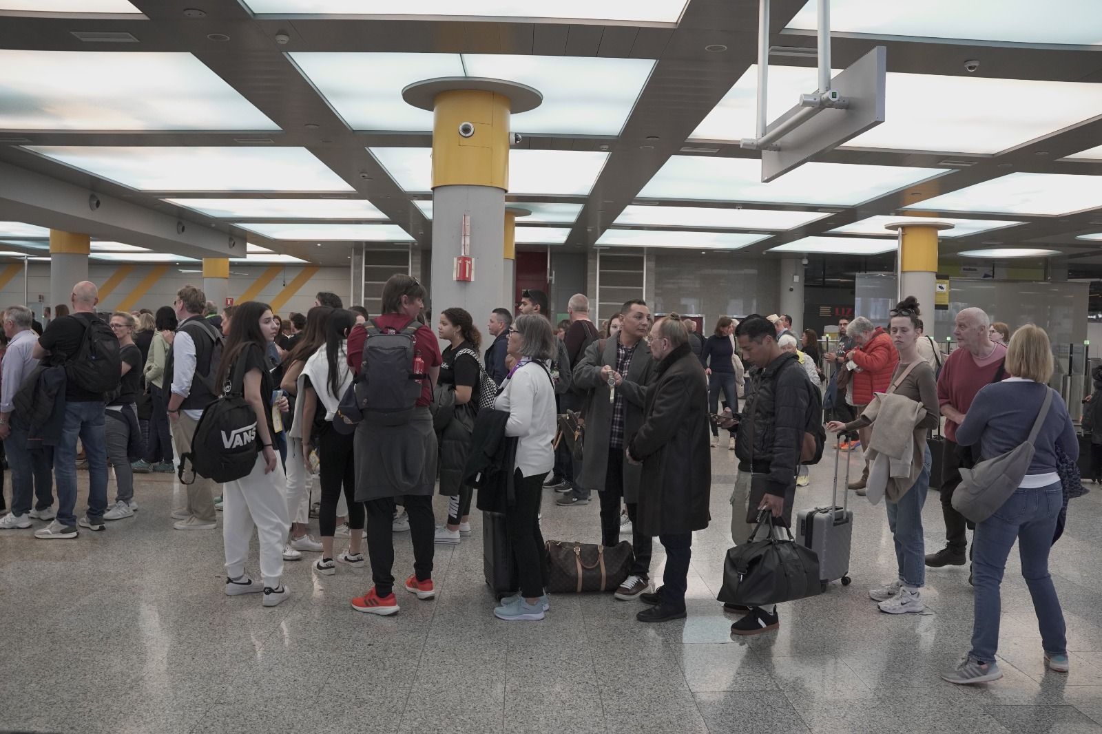 Colapso en los filtros de seguridad del aeropuerto de Palma con una hora de espera y cientos de personas atrapadas