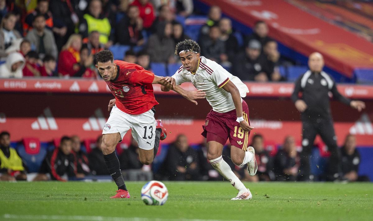 Cornellà El Prat. 31.03.2026. Deportes. Lamine pugna con Fatouh durante el partido amistoso entre las selecciones de España y Egipto. Fotografía de Jordi Cotrina