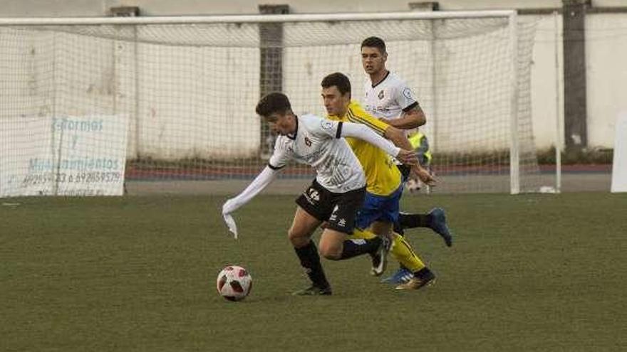 Davo trata de superar a un jugador del San Claudio.