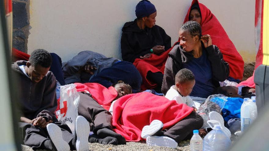 Parte del grupo de migrantes que este jueves, tras cuatro días de travesía, han llegado a Gran Canaria.