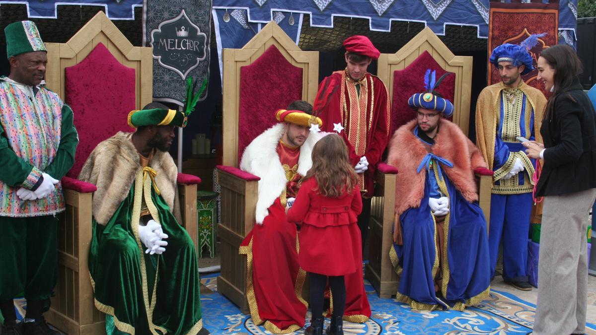 Una niña charla con el paje de Melchor en presencia de los de Baltasar y Gaspar en el Campamento de los Pajes Reales, este miércoles.